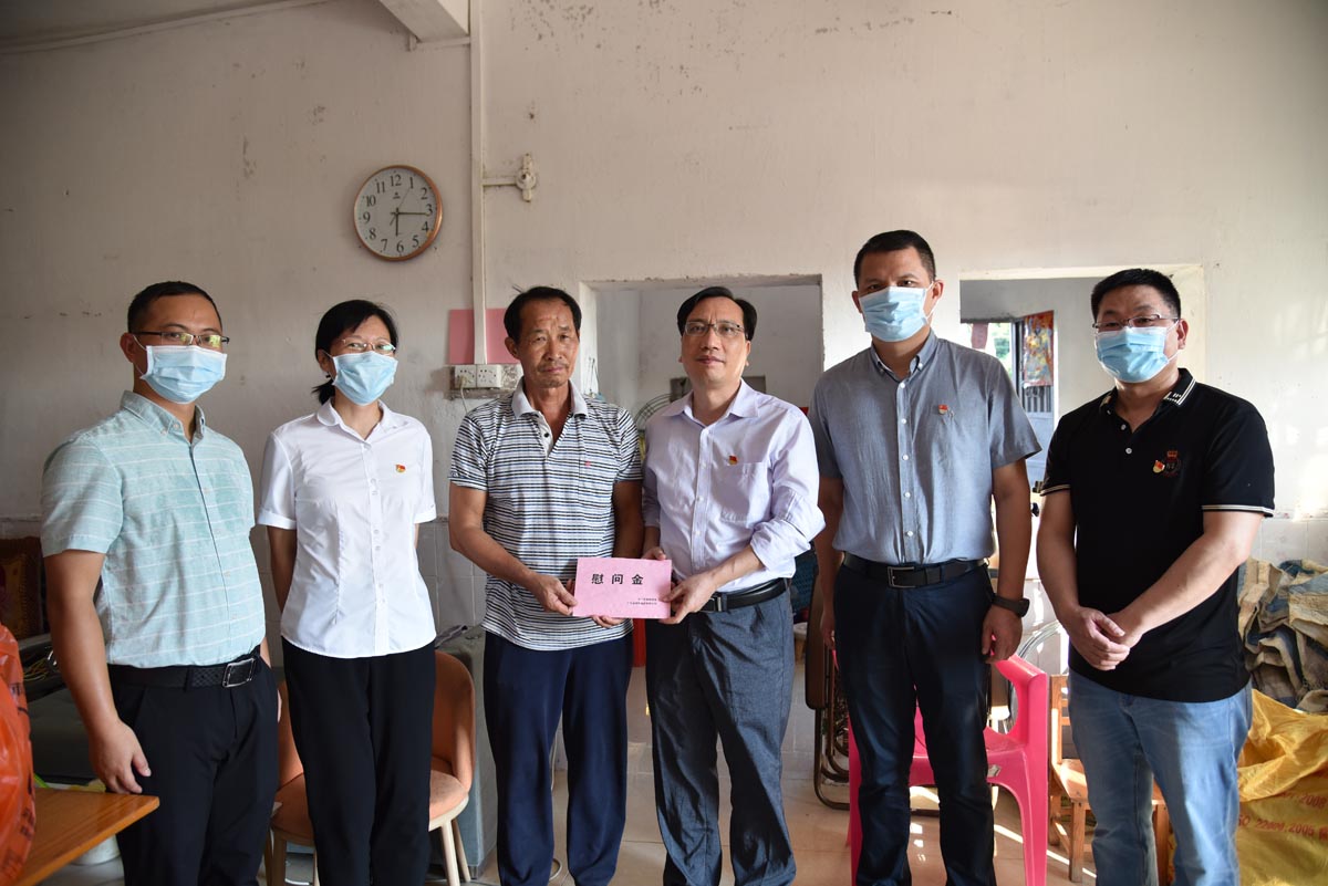 广东ng电子游戏集团会同江门市委政研室 赴开平市金鸡镇开展“七一”扶贫慰问